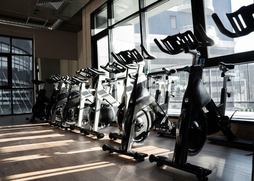 велотренажеры в спортивном зале